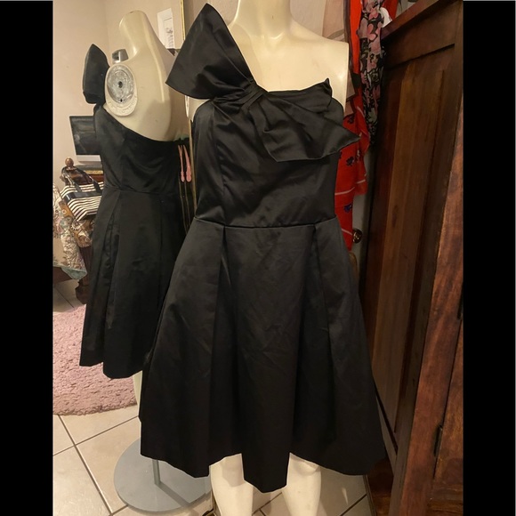 Kate Young Dresses & Skirts - Gorgeous formal dress w bow that can be adjusted